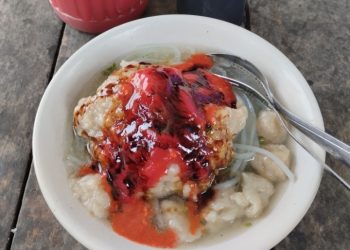Unik, Warung Bakso di Bojonegoro Ini Jual Pentol Porsi Jumbo Tapi Harganya Sangat Terjangkau
