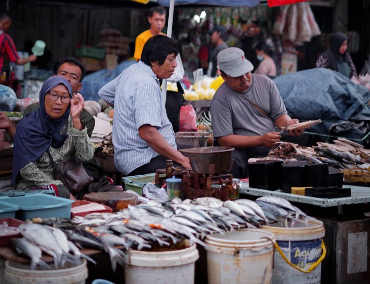 Keramaian Pasar Tradisional Kini Tinggal Kenangan?