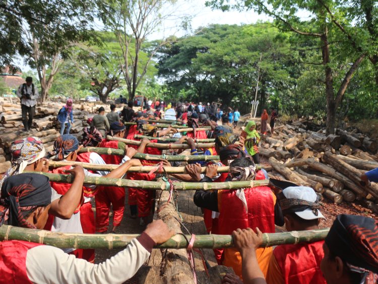 Kisah Mbah Balok Kayu Jati Raksasa Panjang 17 Meter, Kini Jadi ‘Penghuni’ Alun-alun Bojonegoro