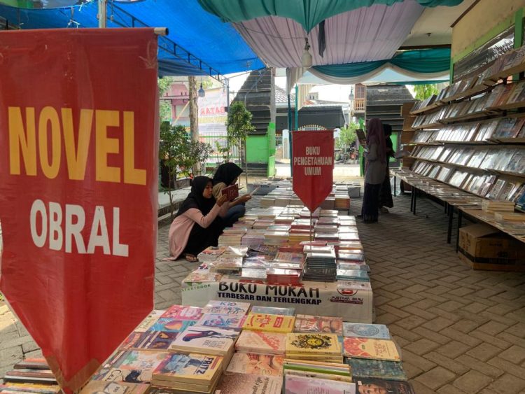 Jangan Mengeluh Minat Baca Rendah, Yuks Belanja Buku Murah di Depan Perpus Bojonegoro