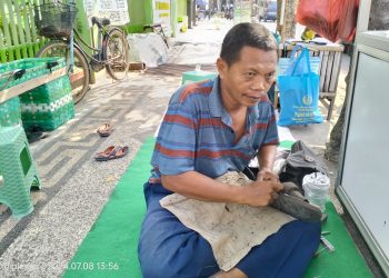 Senyum Pak Huda Menghidupi Keluarga dari Sol Sepatu