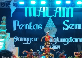 Wajah-wajah Ceria Penari Sanggar Anglingdharma di Malam Pentas Seni Tahunan