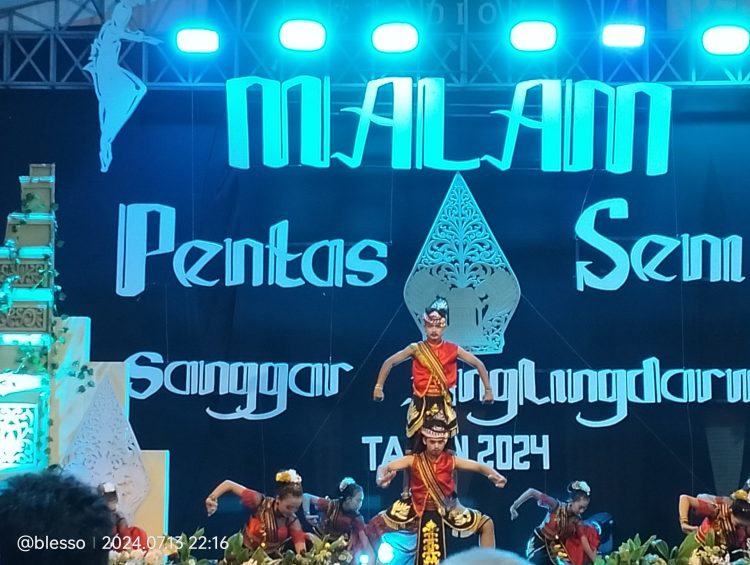 Wajah-wajah Ceria Penari Sanggar Anglingdharma di Malam Pentas Seni Tahunan