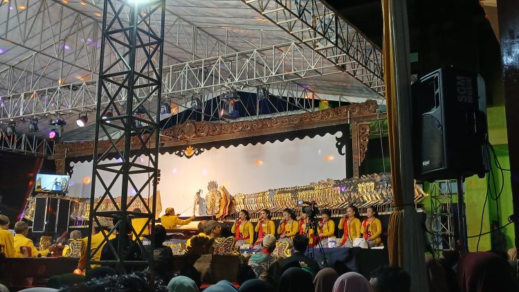 Menonton Wayang Kulit di Karangdowo, Lakon Semar Bangun Kayangan