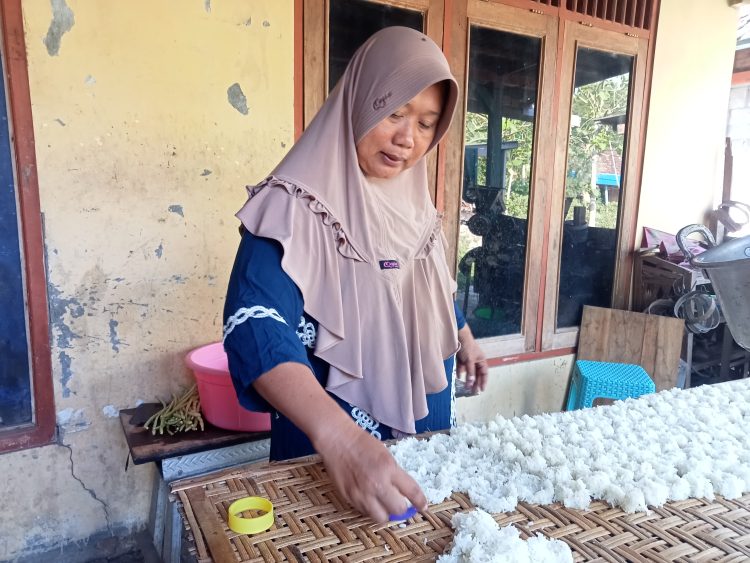 Daya Juang Nur Hayati Melakoni Bisnis Kerecek dan Mengurus Empat Anak