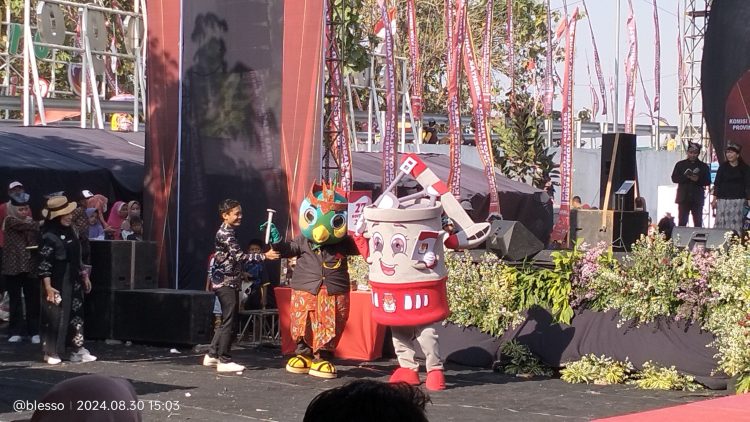 Kemeriahan Kirab Maskot Pilkada Bojonegoro Tahun 2024, dari Reog hingga Perahu Hias