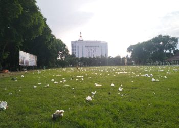 Kau Merayakan Tahun Baru, Kami Membersihkan Sampahmu