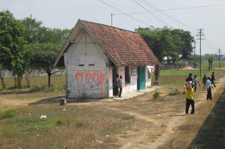 Halte Sroyo: Jejak Sejarah yang Terlupakan di Jalur Kereta Api Bojonegoro