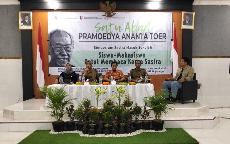 Membaca 100 Tahun Pramoedya Ananta Toer, Mendorong Sastra Masuk Sekolah