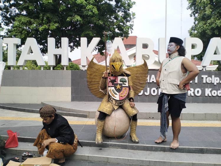 Bojonegoro Hatedu: Teriakkan Kritik Sosial Lewat Pentas Teater di Alun-alun
