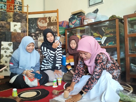 Menjual Filosofi; Strategi Pemasaran Cussaybienna dalam Menciptakan Motif Batik