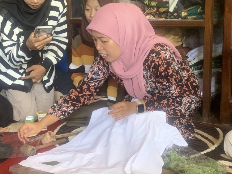 Cerita dari Jurnalistik Trip #3, Mencoba Langsung Membuat Batik Ecoprint Bareng Nurul Cussaybienna