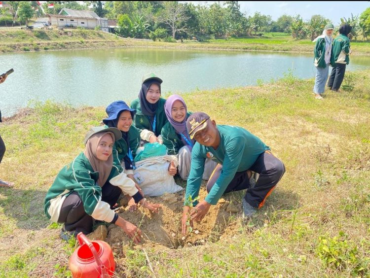 Kelompok 54 KKN Unugiri Tanam Pohon Ketapang Kenanga, Ajak Seluruh Elemen Masyarakat Desa Karangmangu Lestarikan Lingkungan