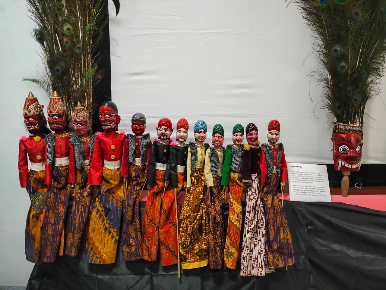 Wayang Thengul di jajaran sebelah kiri