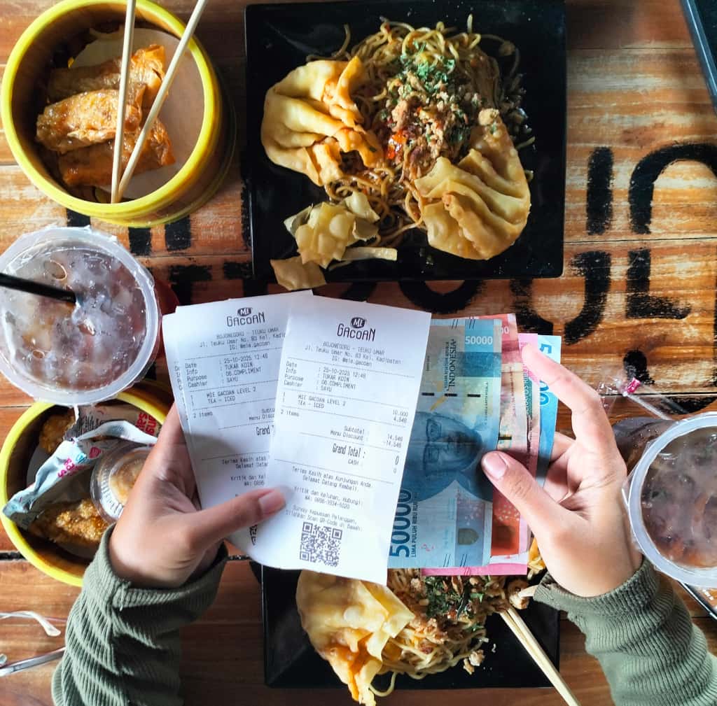 Tukar uang koin di Mie Gacoan dapat seporsi mie dan segelas es teh