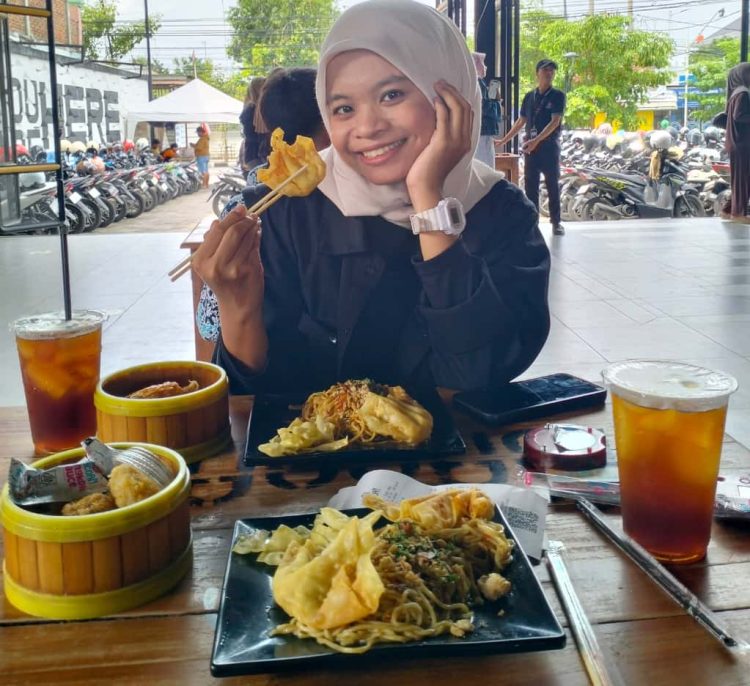 Fitri Nur, salah satu pelanggan Mie Gacoan yang menukarkan uang koinnya untuk dapat seporsi mie dan segelas es teh
