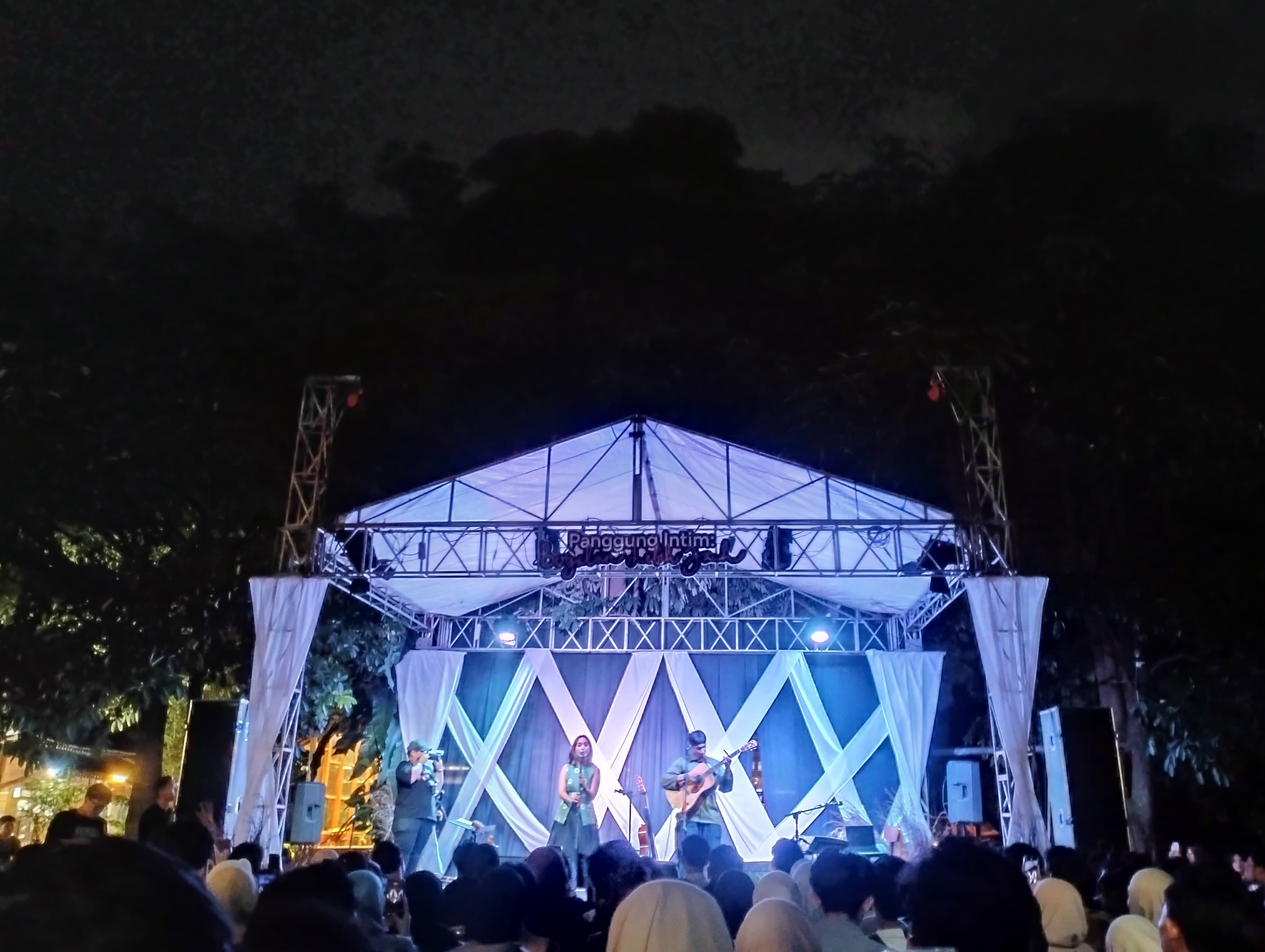 Konser Intimate Banda Neira Berjalan Lebih Jauh, Melangkah untuk Sembuh