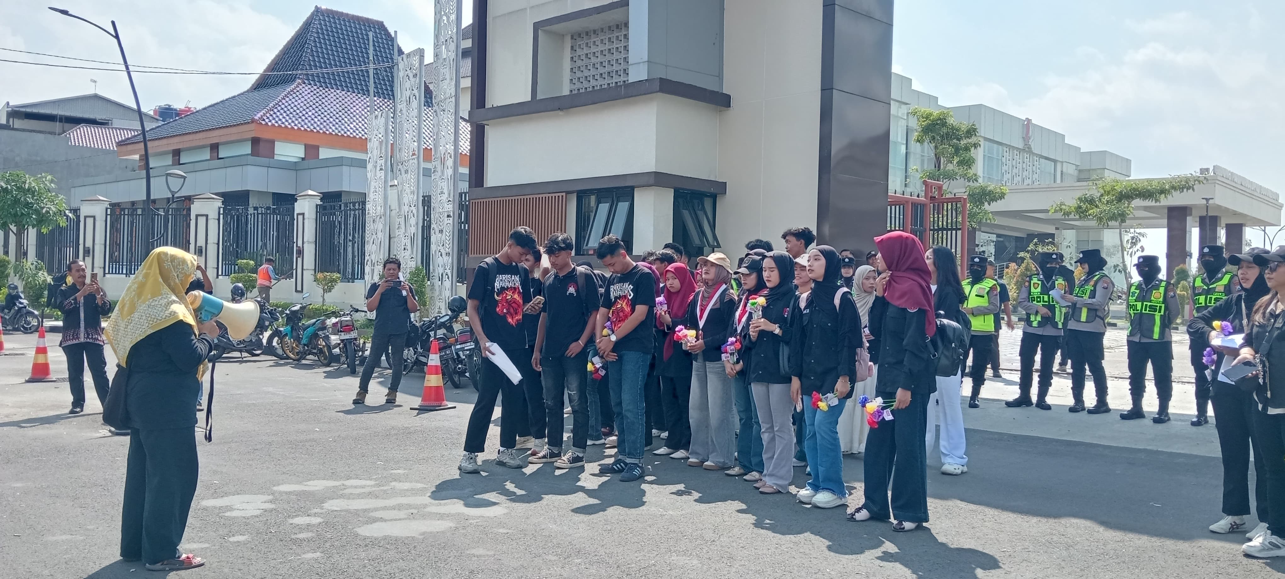 Peringati Hari Kartini, AJI Bojonegoro, KPI Bojonegoro dan GMNI Bojonegoro Gelar Aksi Damai di Depan Gedung DPRD Bojonegoro