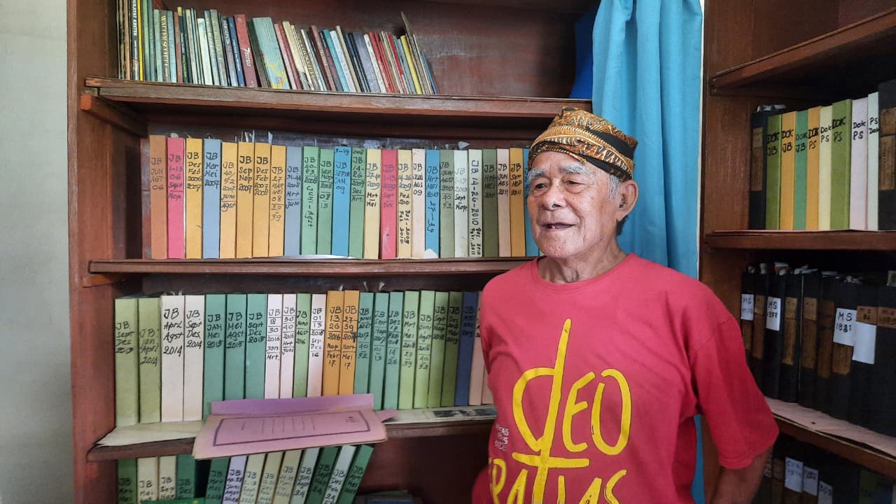 JFX Hoery, Merawat Sastra Jawa dengan Karya dan Perpustakaan di Rumahnya